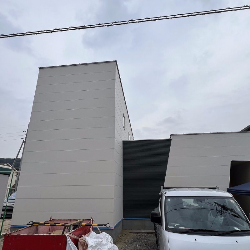 「外観が姿を現しました。家族の夢が、もうすぐカタチに。」