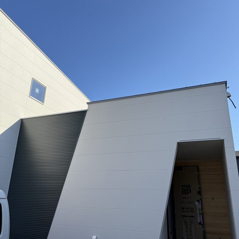 「もうすぐ完成。中庭のある半平屋モデルハウス、姿を現す。」